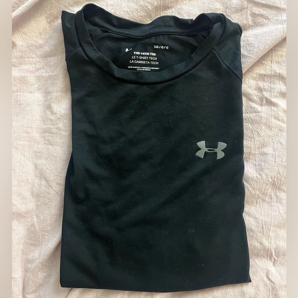 Black Under Armour texh tee shirt